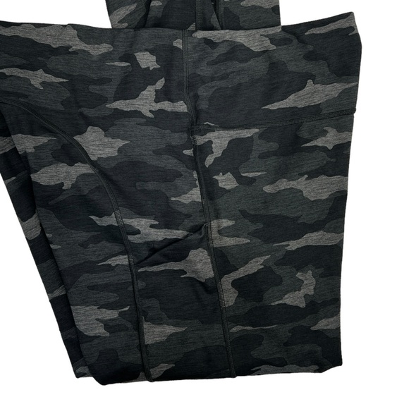Athleta Camo Ultimate Stash Pocket Printed Capri Leggings Women's XL - Picture 3 of 5